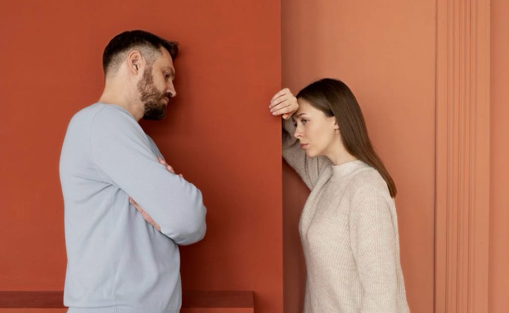 Par u emotivnoj distanci – ona zabrinuta, on zatvoren. Slika prikazuje nesklad u vezi kada muškarac kaže da nije spreman, ali nastavlja da se javlja.