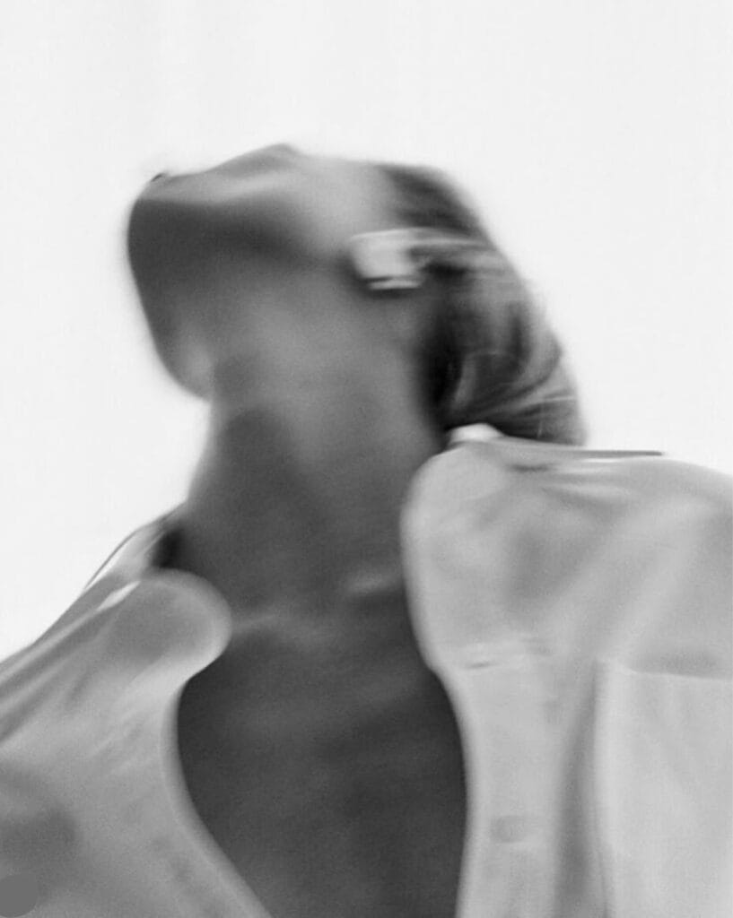 Žena nasmejana na obali mora – simbol ženske energije i slobode.