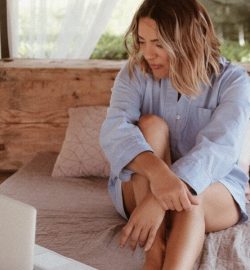 Ivana Anđić sedi u prirodi i vodi coaching sesiju putem laptopa, pomažući ženama da razumeju mušku psihologiju i izgrade stabilne ljubavne veze.